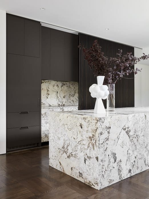 GS7HERO Bianco Chiavara Shutter House State of Kin Manor Homes Wave Surfaces Jack Lovel Kitchen 01